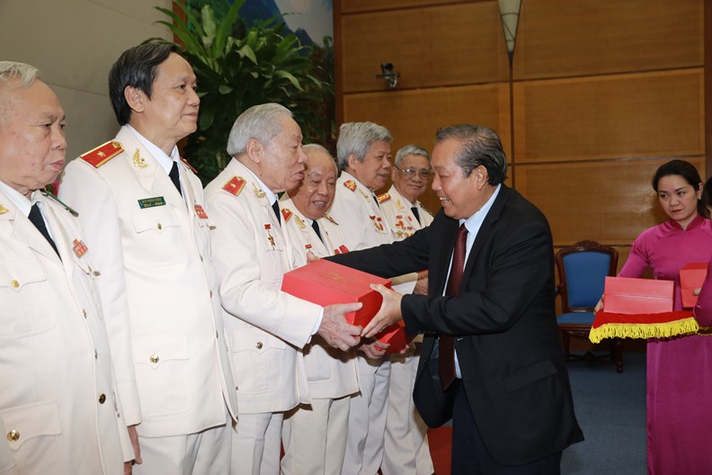 Phó Thủ tướng Thường trực gặp mặt cán bộ Công an chi viện chiến trường miền Nam - ảnh 2
